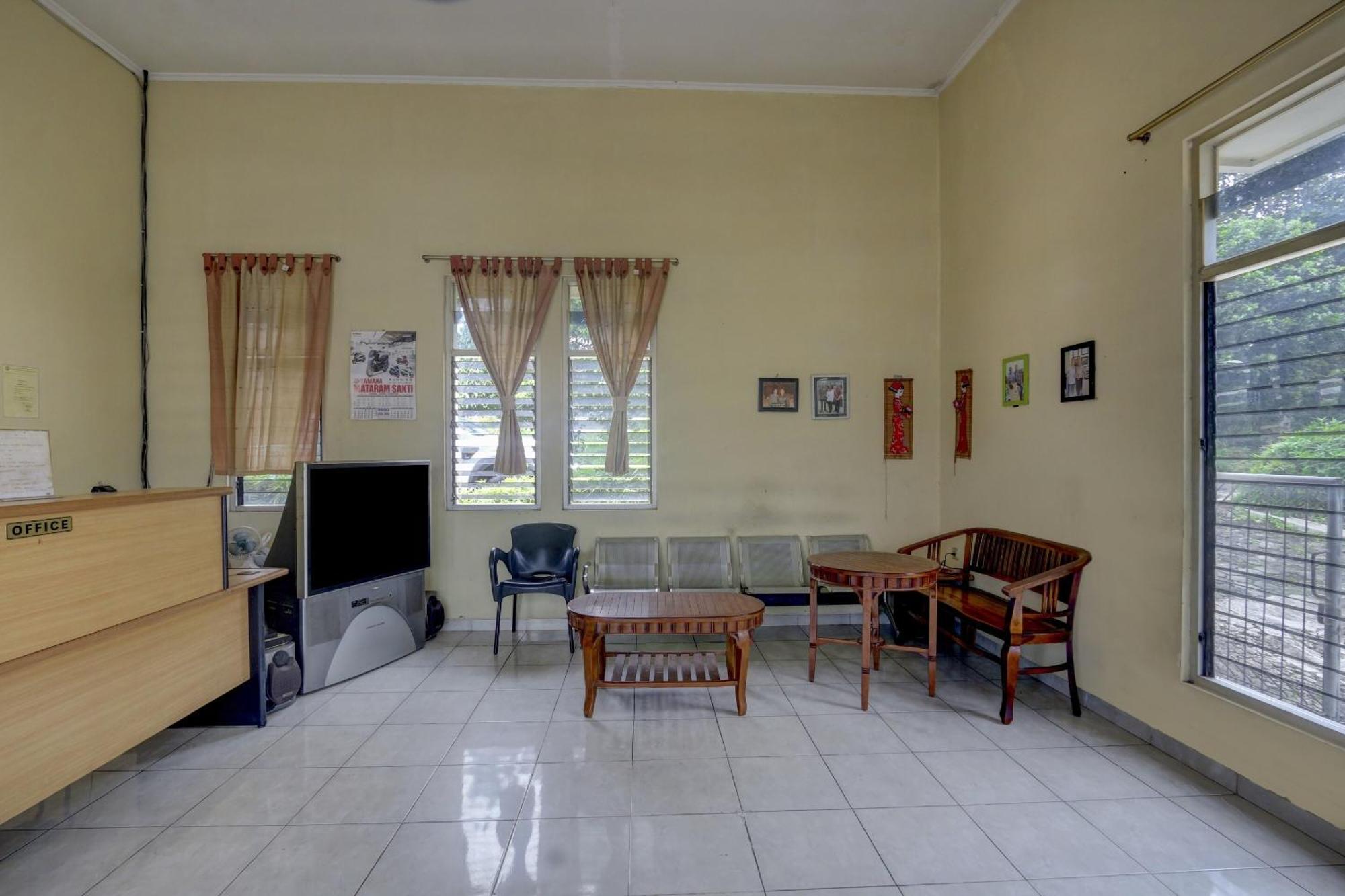 Oyo Life 90159 Puri Asoka Guest House スマラン エクステリア 写真