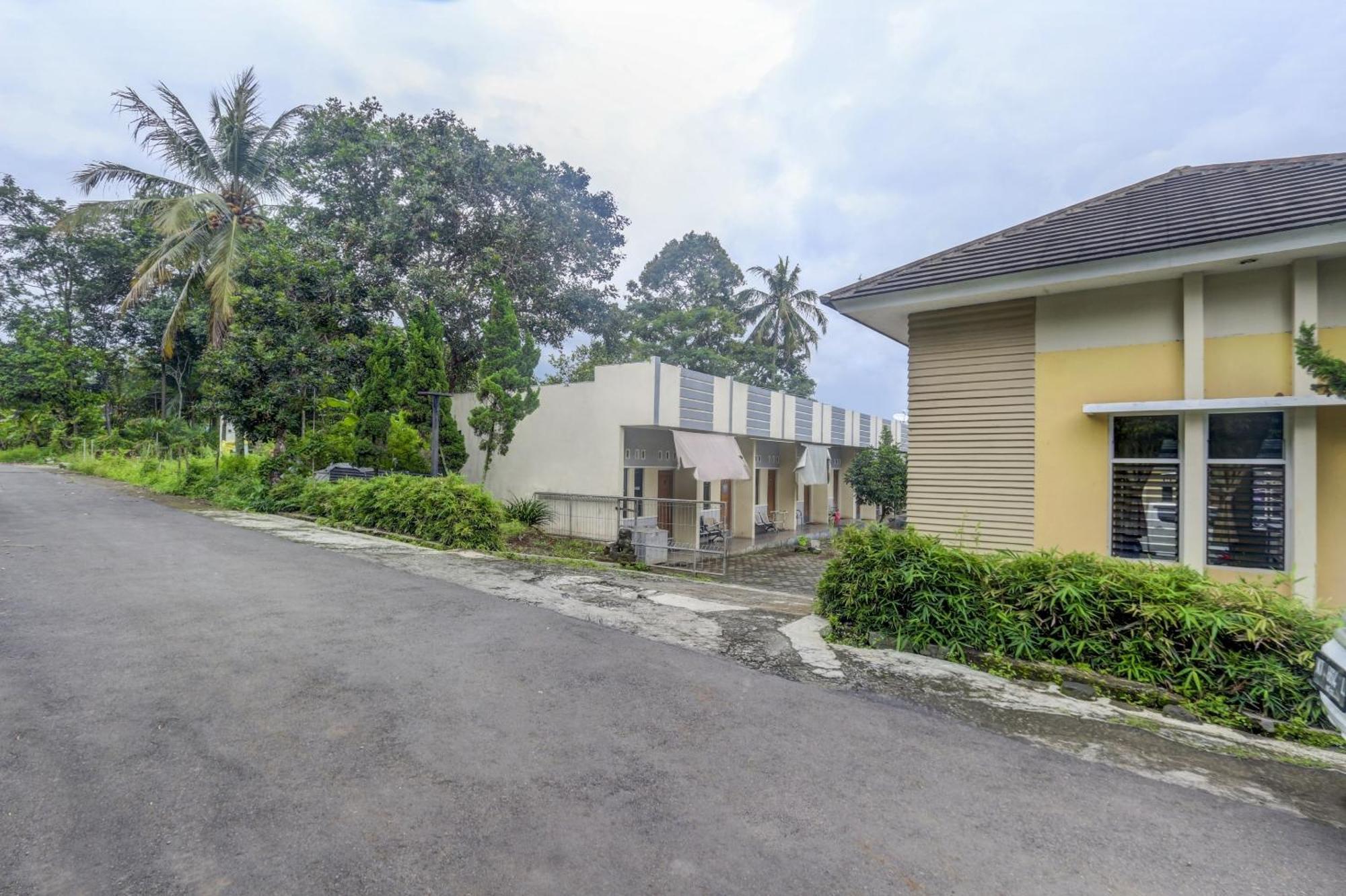 Oyo Life 90159 Puri Asoka Guest House スマラン エクステリア 写真