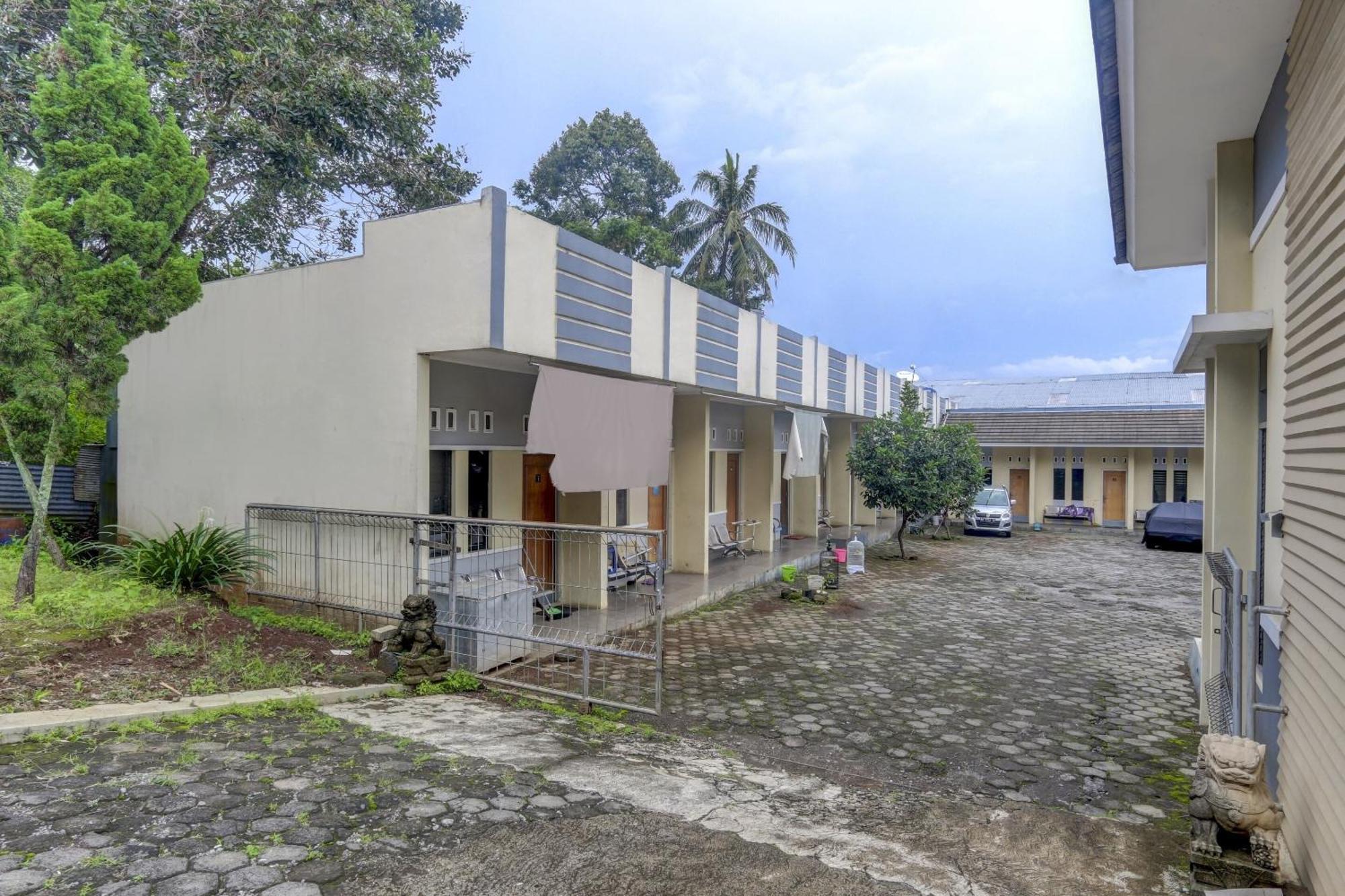 Oyo Life 90159 Puri Asoka Guest House スマラン エクステリア 写真