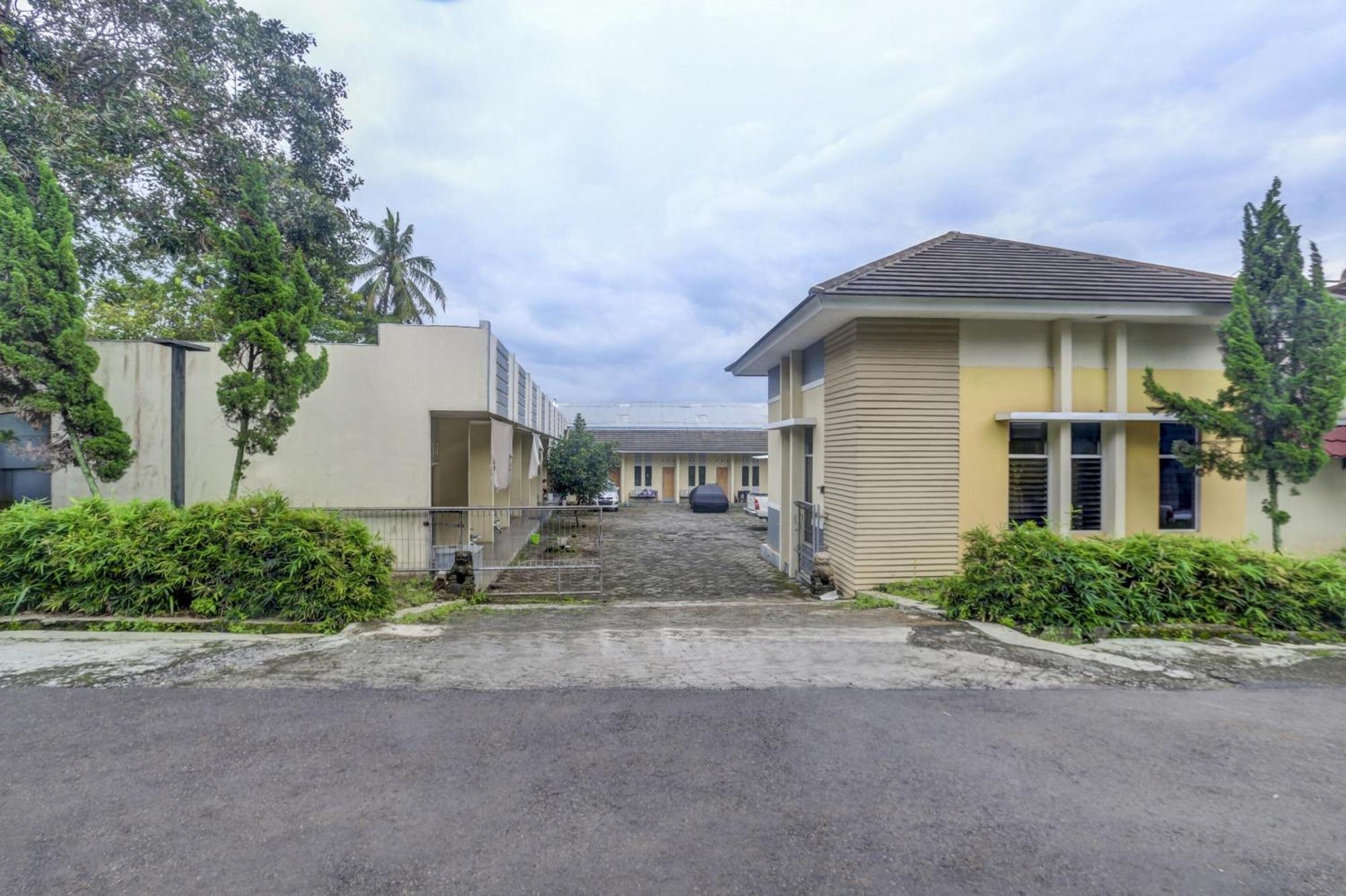 Oyo Life 90159 Puri Asoka Guest House スマラン エクステリア 写真
