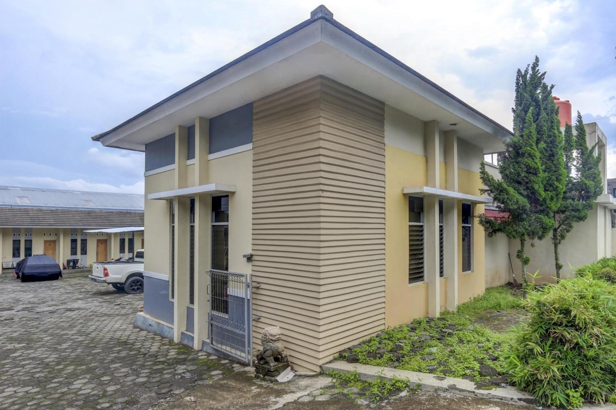 Oyo Life 90159 Puri Asoka Guest House スマラン エクステリア 写真